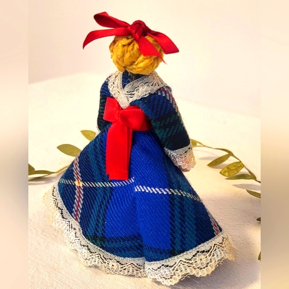 Vintage handcrafted wooden pin doll with folk traditional plaid dress - Picture 6 of 8